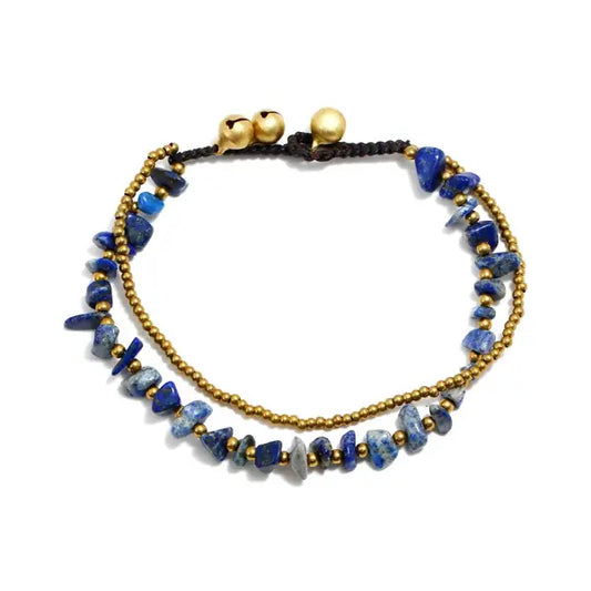 Double bracelet de cheville en éclats de lapis-lazuli et perles de cuivre sur fond blanc kaosix