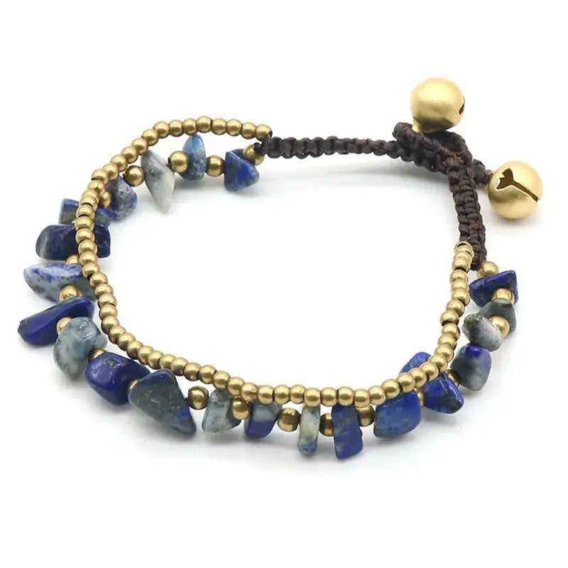 Double bracelet de cheville en éclats de lapis-lazuli et perles de cuivre sur un sol blanc kaosix