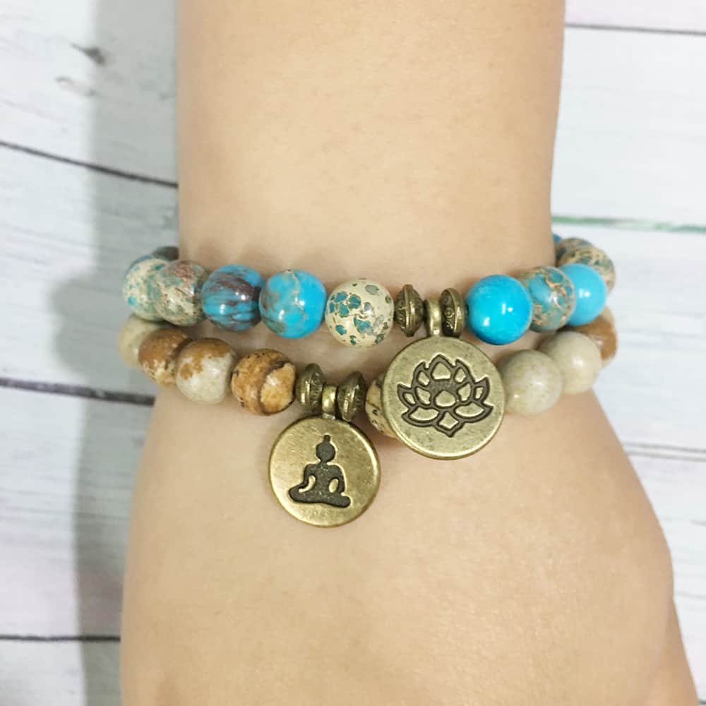 Ensemble de bracelets en Jaspe Impérial bleu Jaspe Paysage Fleur de Lotus Bouddha au poignet d'une femme Kaosix