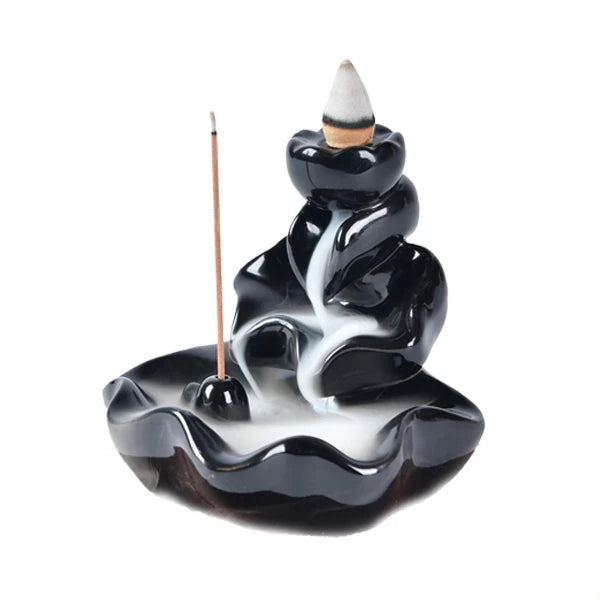Fontaine à Encens en Céramique Noire pour Cônes à Refoulement sur fond blanc kaosix