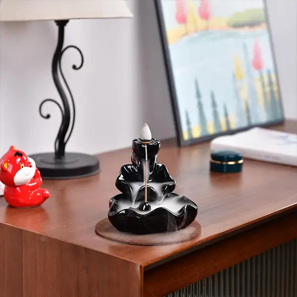Fontaine à Encens en Céramique Noire pour Cônes à Refoulement sur un coin de table kaosix