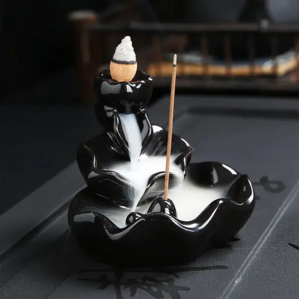 Fontaine à Encens en Céramique Noire pour Cônes à Refoulement sur un tapis gris kaosix