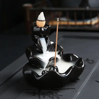 Fontaine à Encens en Céramique Noire pour Cônes à Refoulement sur un tapis gris kaosix