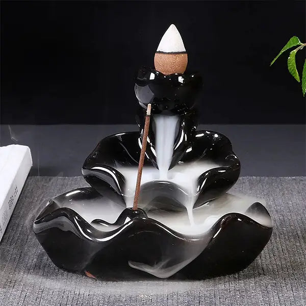 Fontaine à Encens en Céramique Noire pour Cônes à Refoulement sur un tapis gris vue de face kaosix
