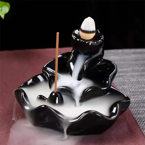 Fontaine à Encens en Céramique Noire pour Cônes à Refoulement sur un tapis marron kaosix