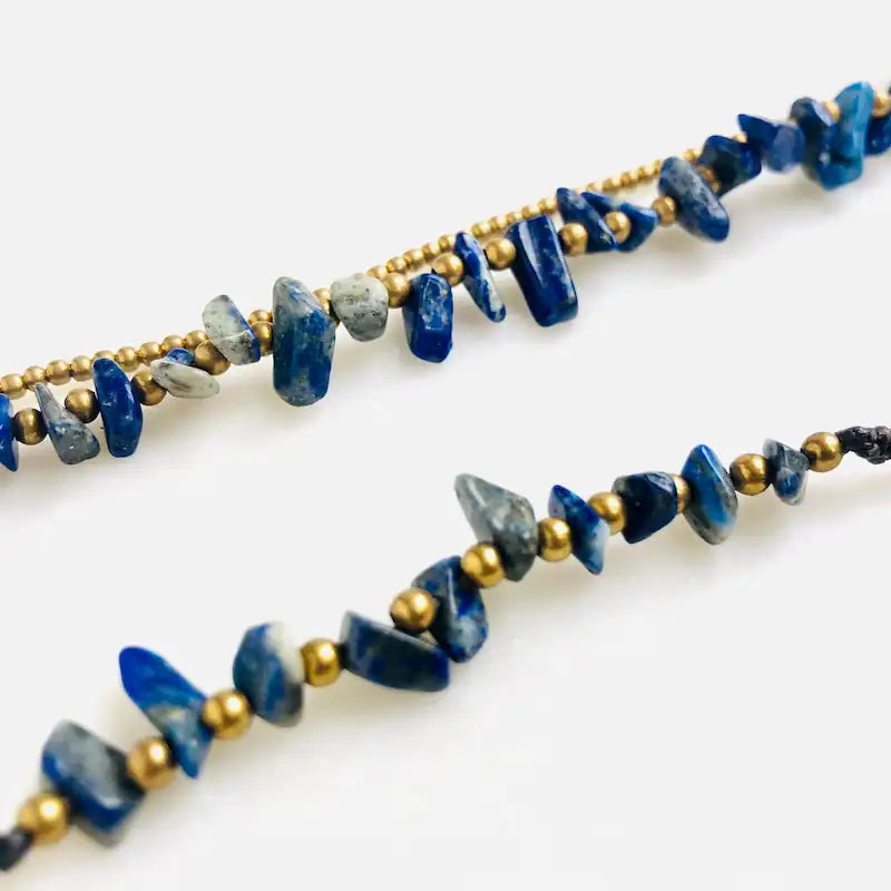 Gros plan sur le Double bracelet de cheville en éclats de lapis-lazuli et perles de cuivre kaosix
