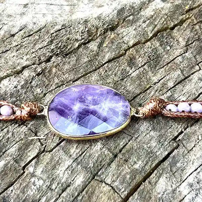 Gros plan sur le galet d'améthyste incorporé au Bracelet Boho (Wrap) en Améthyste Kaosix