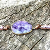 Gros plan sur le galet d'améthyste incorporé au Bracelet Boho (Wrap) en Améthyste Kaosix