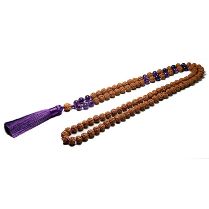 Mala 108 perles Graine de Rudraksha Améthyste avec Pompon sur un sol blancet deroulé Kaosix