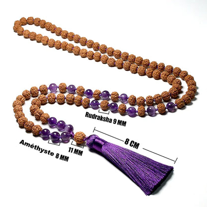 Mala 108 perles Graine de Rudraksha Améthyste avec Pompon sur un sol blanc et avec les dimensions des perles et du pompon Kaosix