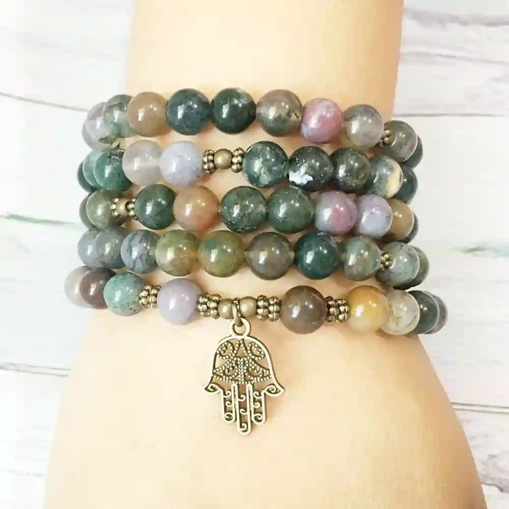 Mala 108 perles Agate Indienne Khamsa au poignet d'une femme kaosix