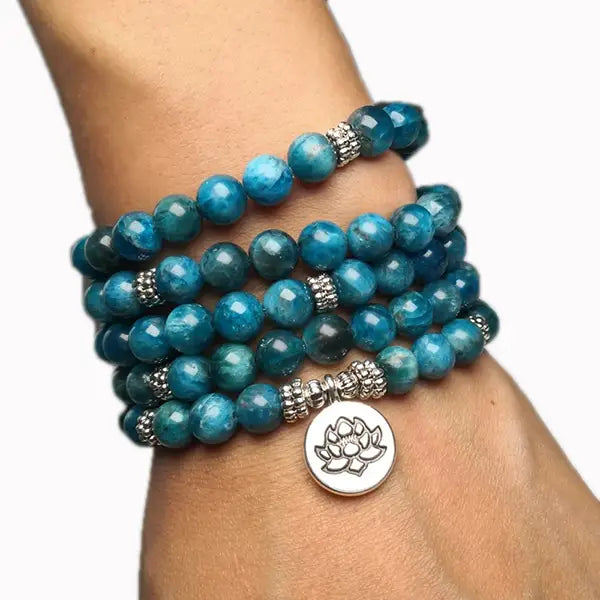 Mala 108 perles Apatite Bleue Lotus au poignet d'une femme kaosix