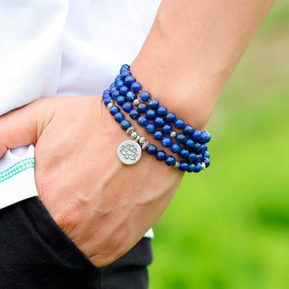 Mala 108 perles Lapis Lazuli Fleur du Lotus au poignet d'un homme Kaosix