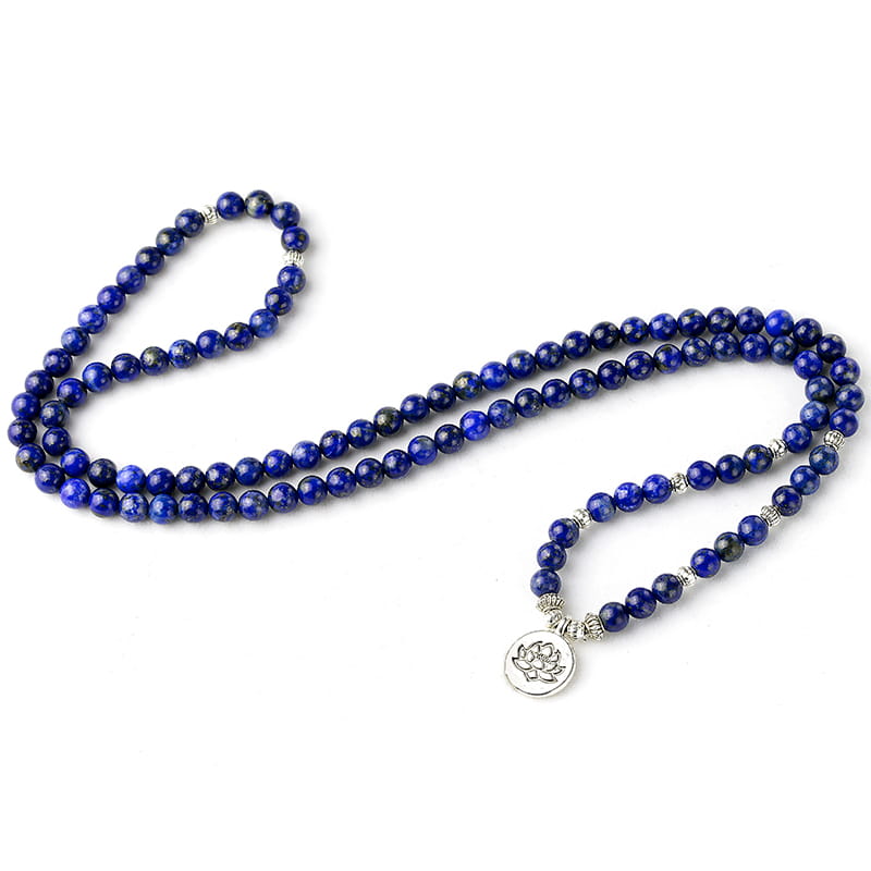 Mala 108 perles Lapis Lazuli Fleur du Lotus deroulé sur un sol blanc Kaosix