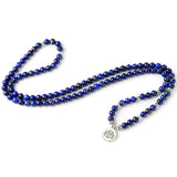 Mala 108 perles Lapis Lazuli Fleur du Lotus deroulé sur un sol blanc Kaosix