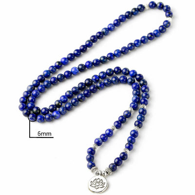 Mala 108 perles Lapis Lazuli Fleur du Lotus sur sol blanc et indication du diamètre de 6 cm des perles Kaosix