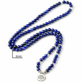 Mala 108 perles Lapis Lazuli Fleur du Lotus sur sol blanc et indication du diamètre de 6 cm des perles Kaosix