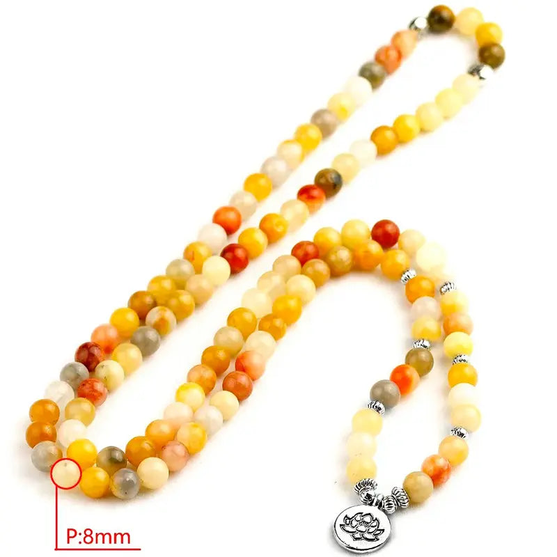 Mala 108 perles en Aventurine Jaune Lotus déroulé sur fond blanc kaosix