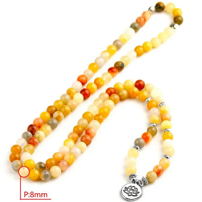 Mala 108 perles en Aventurine Jaune Lotus déroulé sur fond blanc kaosix