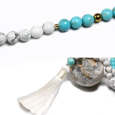 Mala 108 perles howlite blanche et turquoise avec gros plan sur le pompon Kaosix