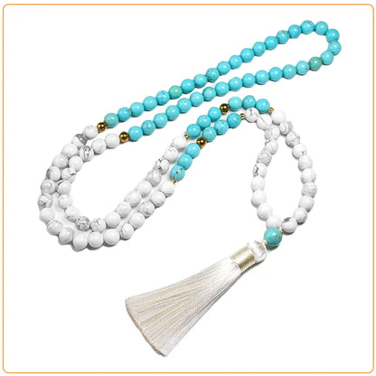 Mala 108 perles howlite blanche et turquoise pompon sur fond blanc Kaosix