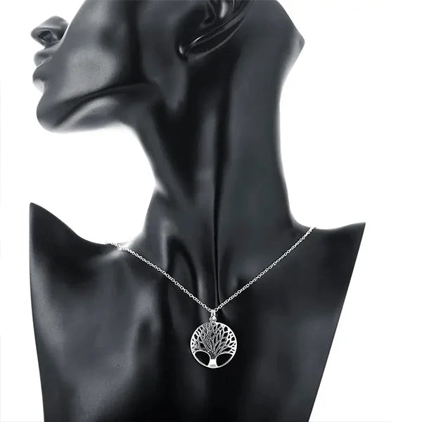 Pendentif Arbre de Vie en Alliage de Cuivre Plaqué Argent sur manequin noir kaosix