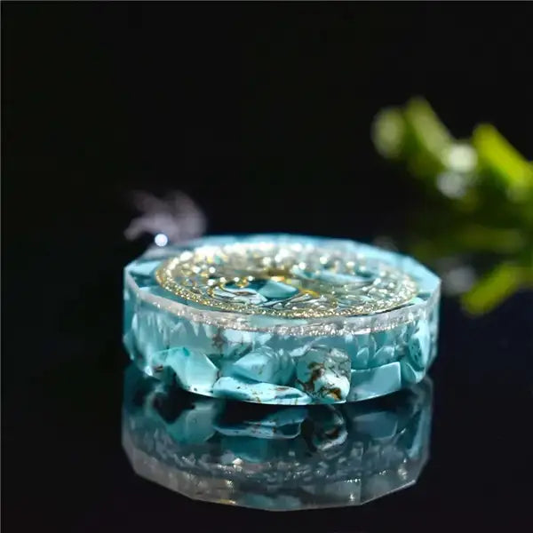 Pendentif Orgonite Arbre de Vie Turquoise à plat fond noir mirroir kaosix