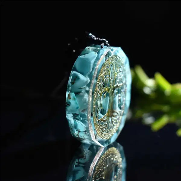 Pendentif Orgonite Arbre de Vie Turquoise vertical fond noir mirroir vue de côté droit kaosix