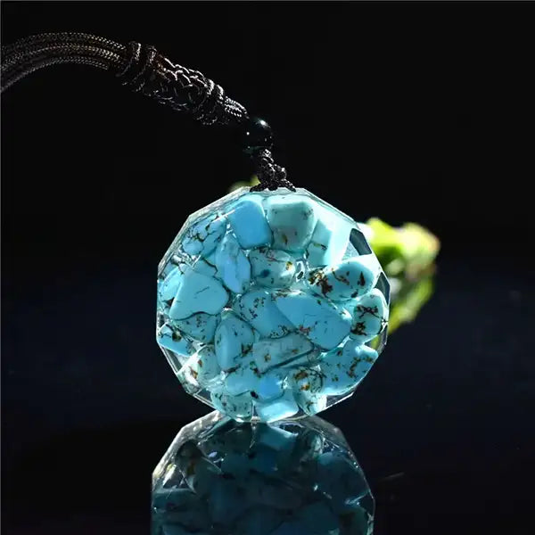 Pendentif Orgonite Arbre de Vie Turquoise vertical fond noir mirroir vue de derrière kaosix