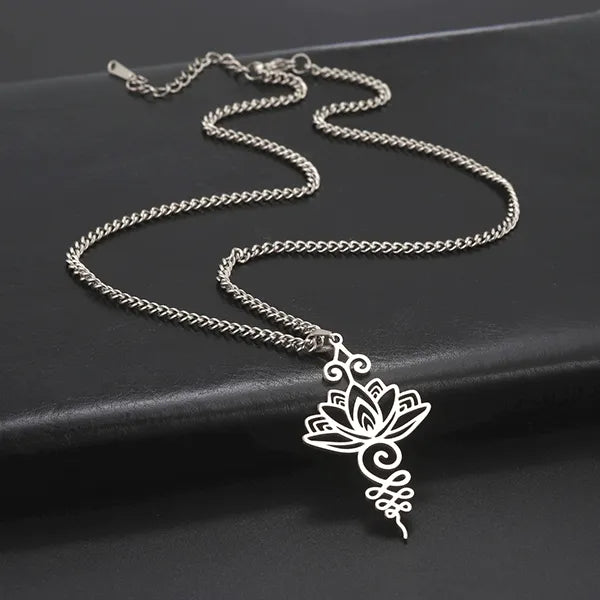 Pendentif Unalome Lotus Argent posé sur un socle en cuir noir Kaosix