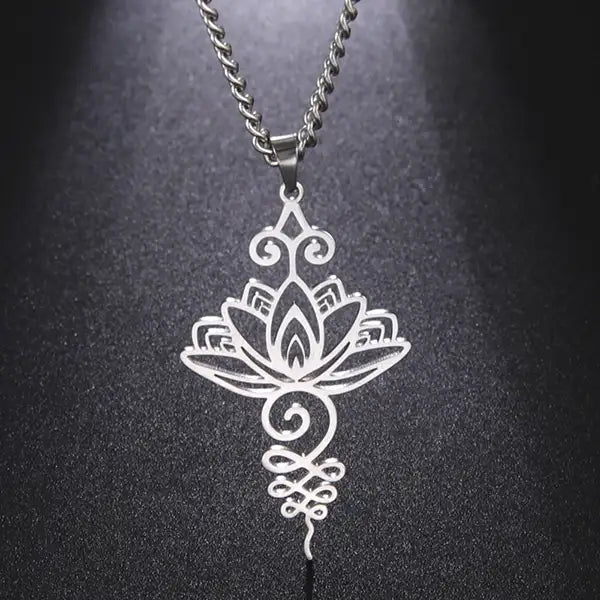 Pendentif Unalome Lotus Argent sur fond gris et lumière du dessus Kaosix