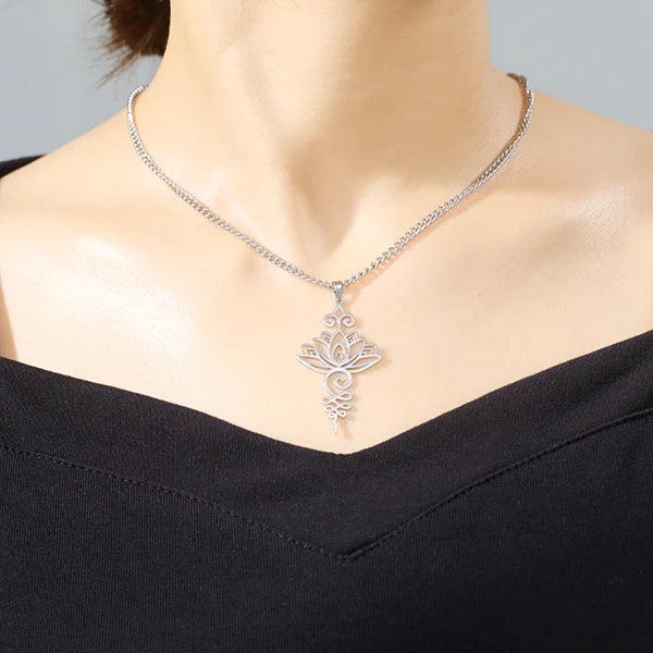 Pendentif Unalome Lotus Argent suspendu au cou d'une femme Kaosix