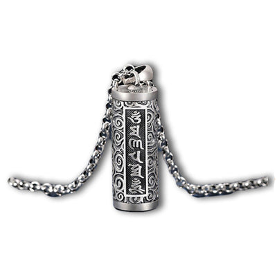Pendentif porte-bonheur tibétain mantra Om sur fond blanc Kaosix