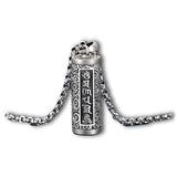 Pendentif porte-bonheur tibétain mantra Om sur fond blanc Kaosix