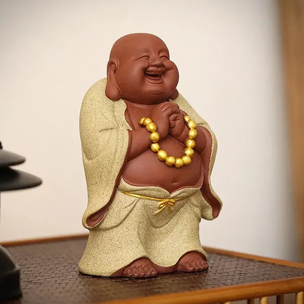 Petit Bouddha rieur jaune sur table en osier kaosix