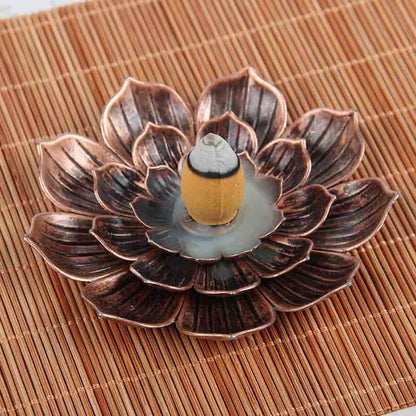 Porte Encens Fleur De Lotus Bronze posé sur une natte en bambou avec un cône d'encens en son centre Kaosix