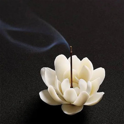 Porte Encens Fleur de Lotus en Céramique Blanche Élégance et Sérénité surface noire vue prés batônnet encens kaosix