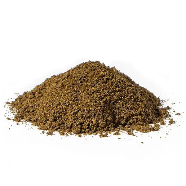 Poudre de Bois de Santal pour Encens Parfum Apaisant en Flacon Verre sur fond blanc kaosix