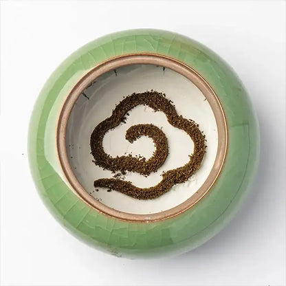 Poudre de Bois de Santal pour Encens Parfum Apaisant poudre dans un cendrier vert et blanc  kaosix