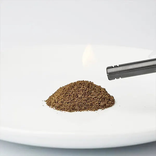 Poudre de Bois de Santal pour Encens Parfum Apaisant poudre dans une coupelle avec une flamme kaosix