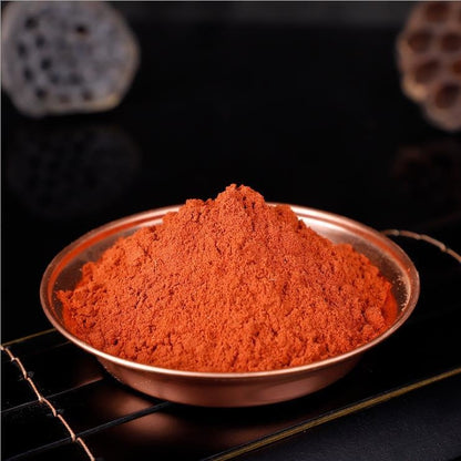 Poudre de bois de santal rouge dans bol en alluminium posé sur un sol noir Kaosix