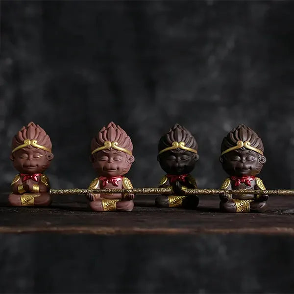 Quatre Statuettes Sun Wukong Le Roi Singe Légendaire de la Mythologie Chinoise couleur marron et noir sur fond noir kaosix