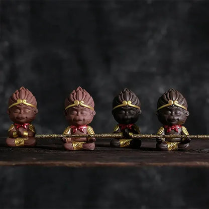 Quatre Statuettes Sun Wukong Le Roi Singe Légendaire de la Mythologie Chinoise couleur marron et noir sur fond noir kaosix