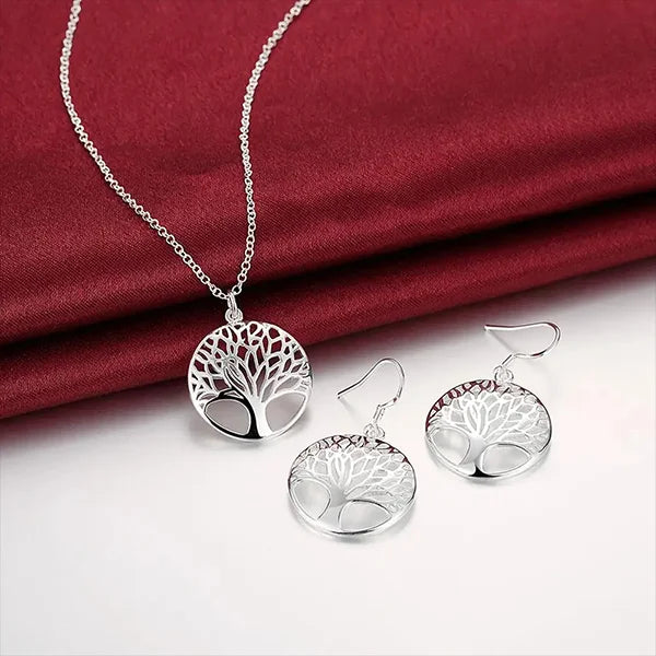 Set Pendentif et Boucles d’Oreilles Arbre de Vie en Alliage de Cuivre Plaqué Argentsur nappe rouge et sol gris kaosix