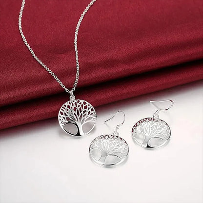 Set Pendentif et Boucles d’Oreilles Arbre de Vie en Alliage de Cuivre Plaqué Argentsur nappe rouge et sol gris kaosix