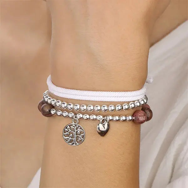 Set de 3 bracelets en pierre - Arbre de vie et cœur Rhodonite variante au poignet d'une femme kaosix