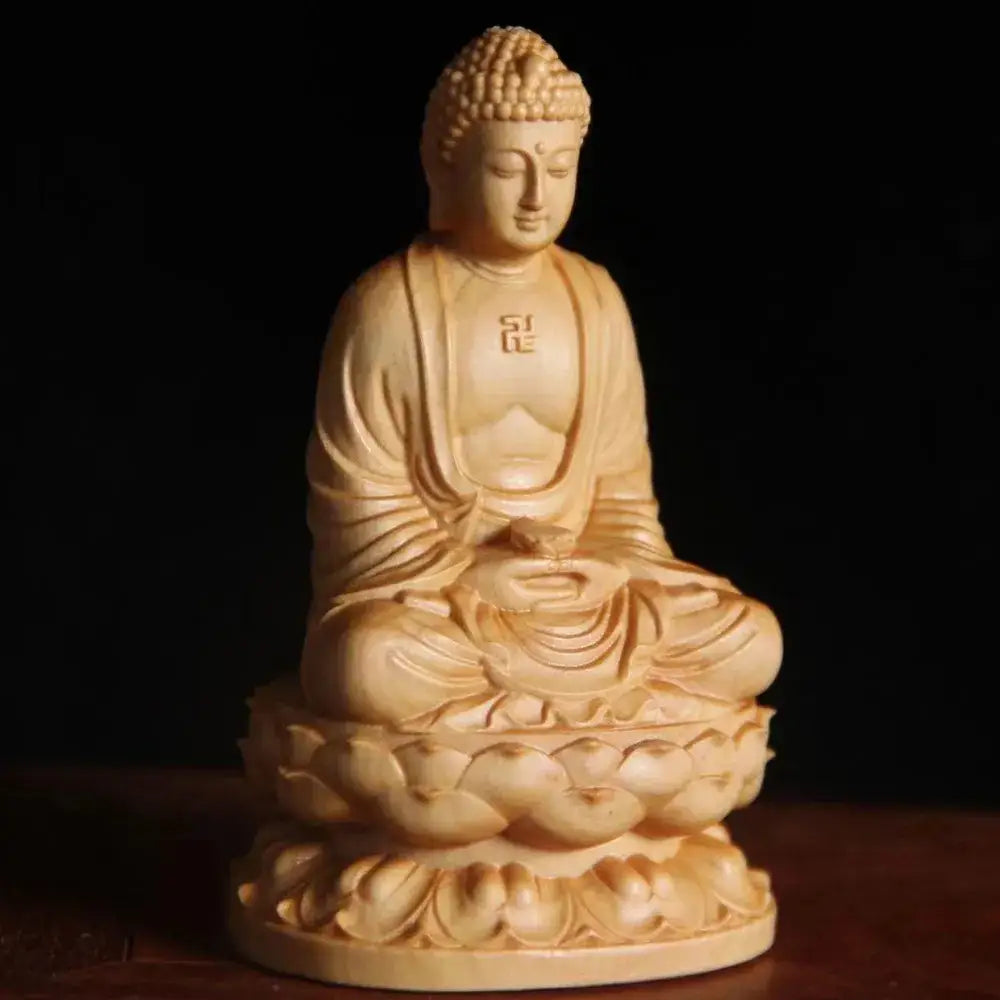 Statue Bouddha Assis Shakyamuni en Méditation sur une table en bois avec un fond noir et vue de profil kaosix