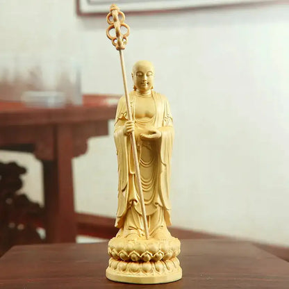 Statue Bouddha Debout Bodhisattva Kshitigarbha posé sur une table en bois vue de face kaosix