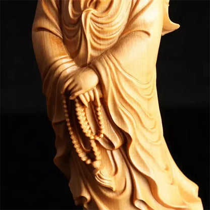 Statue Guanyin en bois de Cyprès Déesse de la Miséricorde sur fond noir gros plan sur les mains avec le mala Kaosix