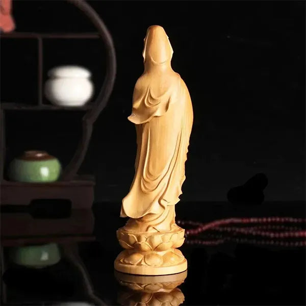 Statue Guanyin en bois de Cyprès Déesse de la Miséricorde sur fond noir vue de dos Kaosix